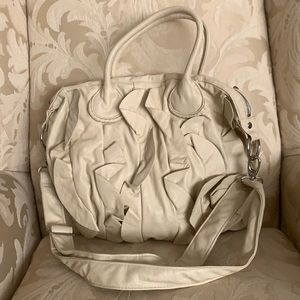 Women’s Steve Madden cream floral shoulder bag with attachable straps!
